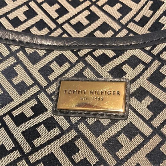 Tommy Hilfiger crossbody     - Picture 2 of 10